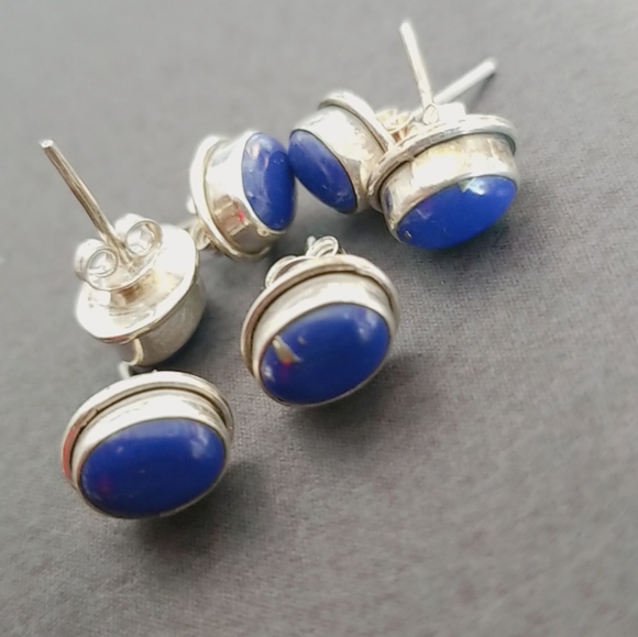 Lapis lazuli stud earrings. - Picture 3 of 5